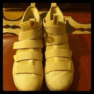 LeBron Soldier 11 Gold